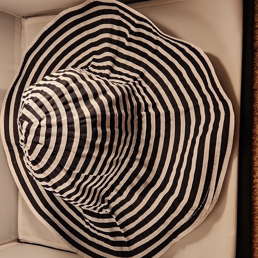 Black & White Striped Wide Brimmed Sun/Beach Hat